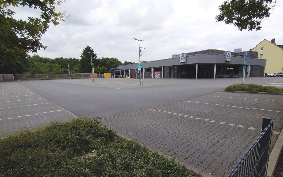 Hitzeinseln – wie der Aldi-Parkplatz an der Unterstraße in Bochum-Langendreer – verschärfen das ohnehin belastete Stadtklima